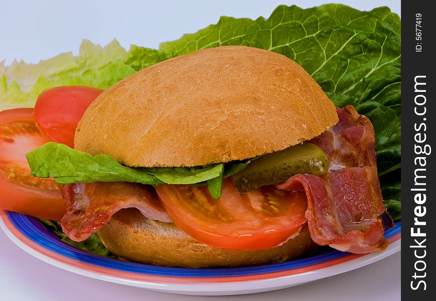 Bacon muffin with tomatoe, gurkin and lettuce.