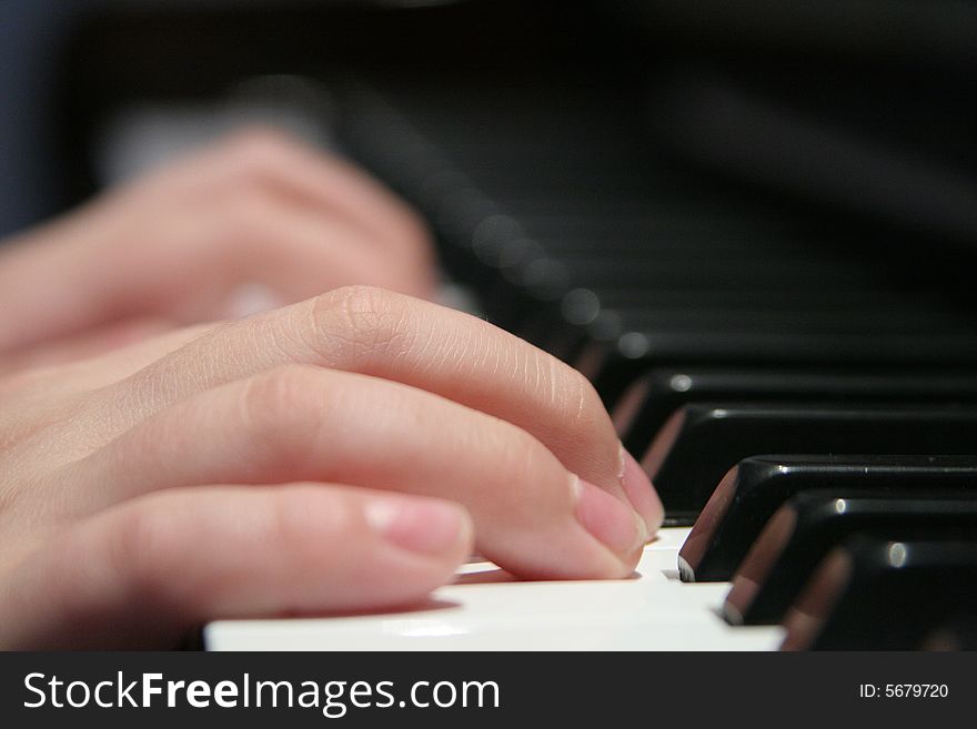 A view of the fingers on the piano keyboard
