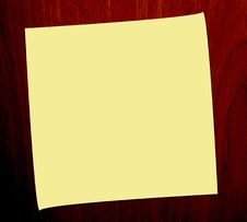 POST IT NOTE ON WOOD BACKGROUND Royalty Free Stock Image