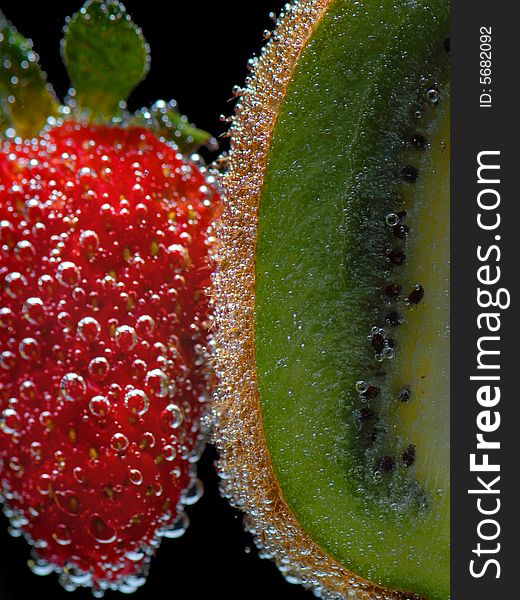 Strawberry& kiwi in water jo black background