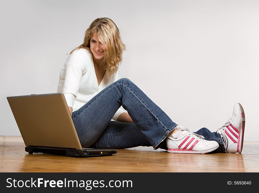 Prettygirl with laptop computer