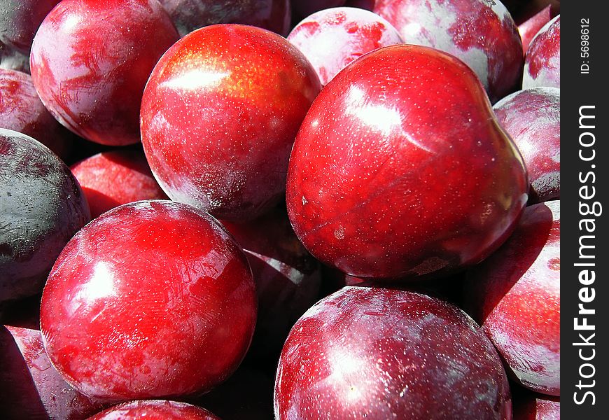 Details of some red plums exposed in the market