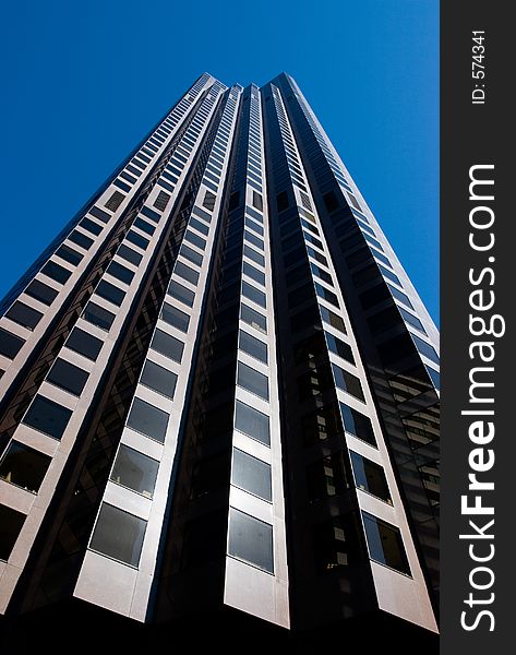 A skyscraper in San Francisco against a blue sky