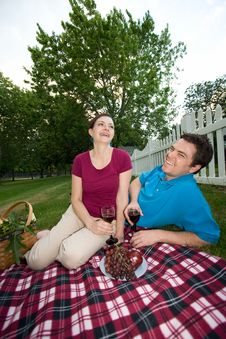 Couple Laughing At Picnic - Vertical Royalty Free Stock Images Couple Laughing At Picnic - Vertical Royalty Free Stock Images