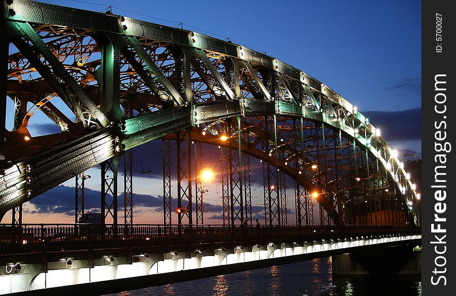 Night bridge across the Neva