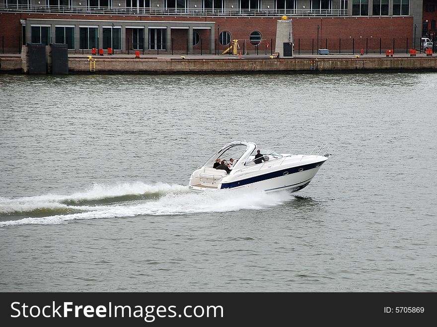 Small Size Luxury Speed Boat Moving