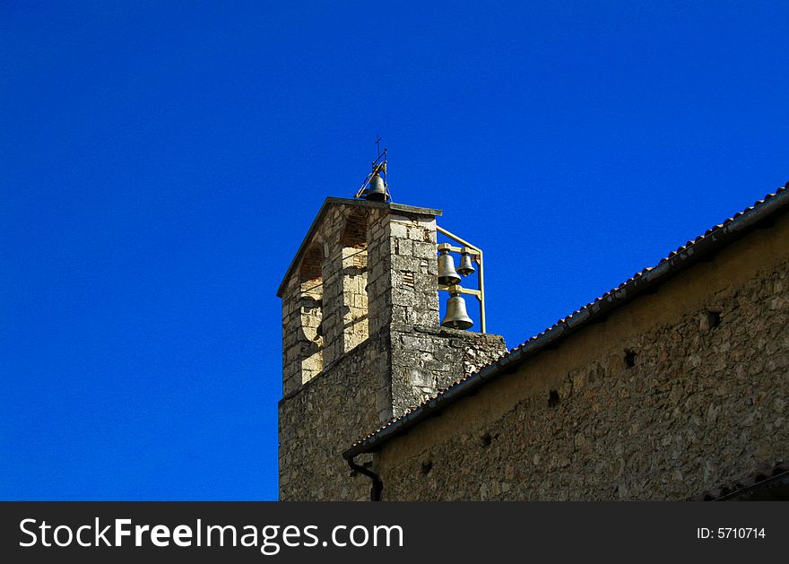 Un campanile di un piccolo paese di montagna. Un campanile di un piccolo paese di montagna.