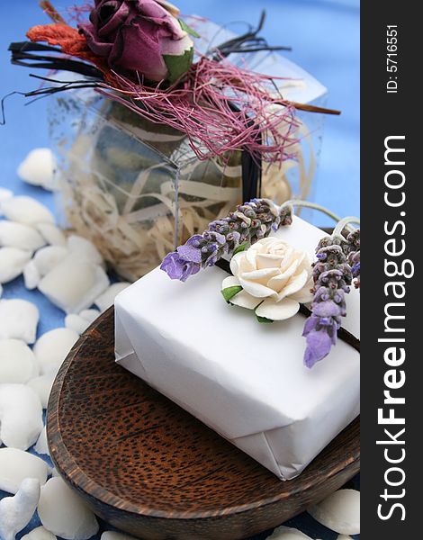 Wooden Soap Dish and Fizz Ball in PVC box decorated with flowers