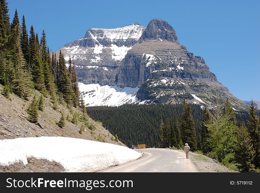 Highway and mountains in glacier national park, united states