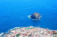 City, Sea & Cliff Royalty Free Stock Images City, Sea & Cliff Royalty Free Stock Images