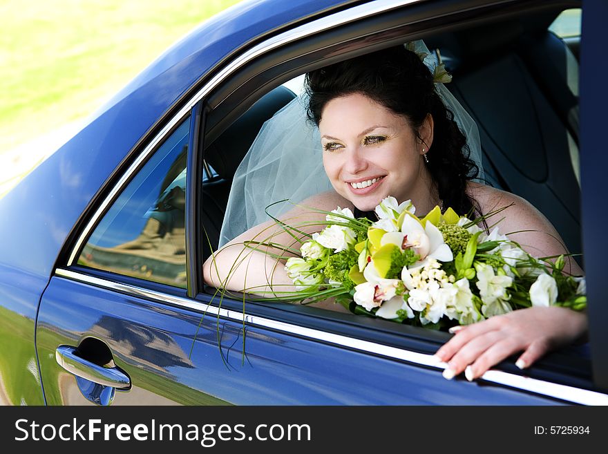 Portrait of the bride in the wedding car