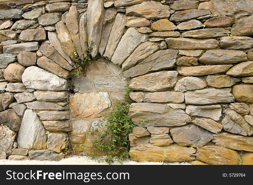 A stone wall with multiple shapes and sizes