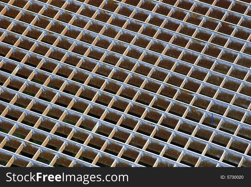 The perfect geometry of grating on the platform