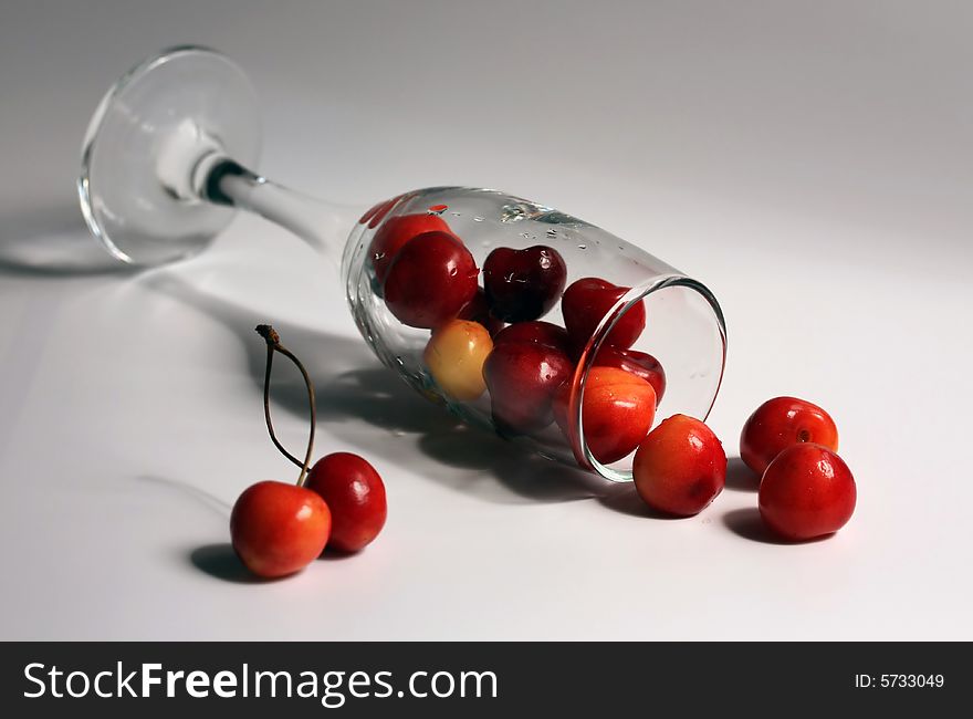 In a photo the sweet cherry in a glass is represented