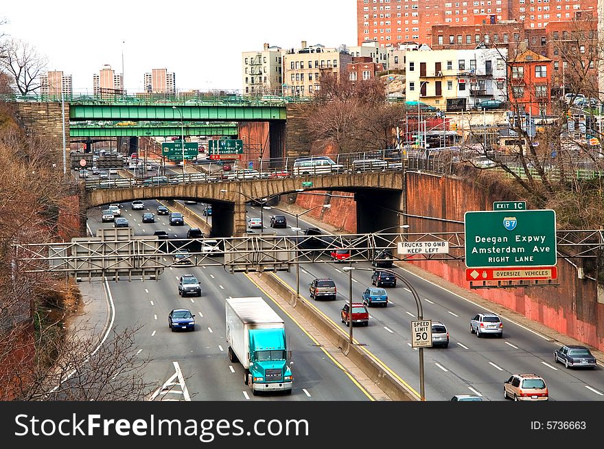Overhead view of a busy highway in metropolian New York City.