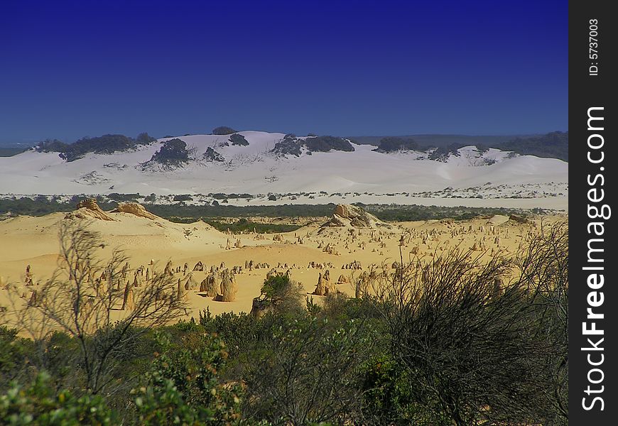 Overview over The Pinnacles, Western Australias most popular tourist attraction