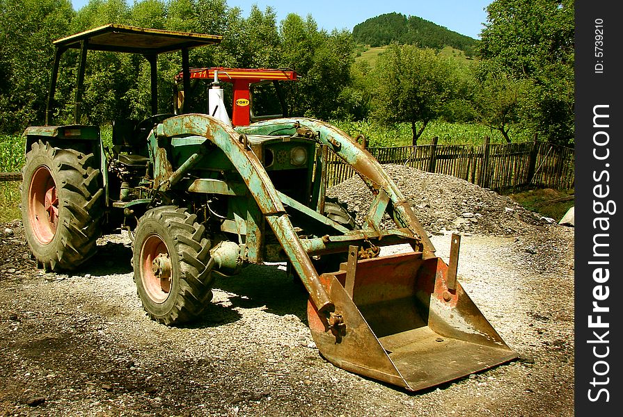 Rusty tractor whit bucket