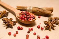 Spoon With A Mixture Of Grains Of Pepper, Cinnamon And Star Anis Royalty Free Stock Images Spoon With A Mixture Of Grains Of Pepper, Cinnamon And Star Anis Royalty Free Stock Images