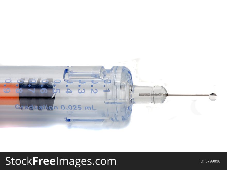 Retractable syringe with fluid drop at tip