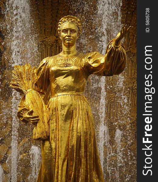 Golden statue in moscow fountain of Friendship of Peoples