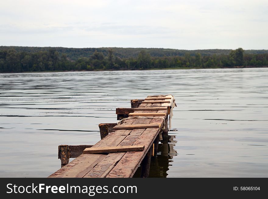 The bridge on the broad Volga River