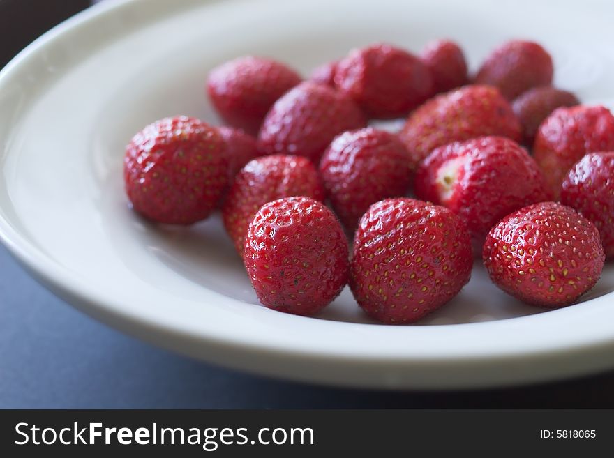Strawberries on the plate ( shallow DOF). Strawberries on the plate ( shallow DOF)