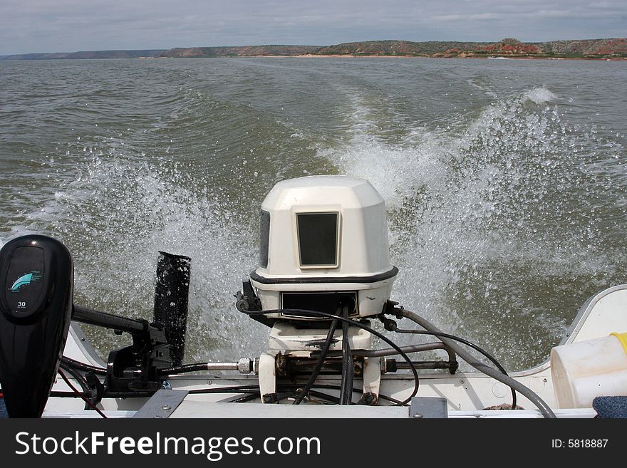 View of the wake created from the back of the boat with a view of the engine. View of the wake created from the back of the boat with a view of the engine.