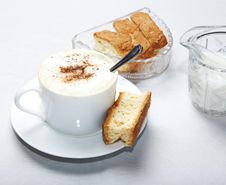 Coffee In White Cup With Rusk Royalty Free Stock Images Coffee In White Cup With Rusk Royalty Free Stock Images
