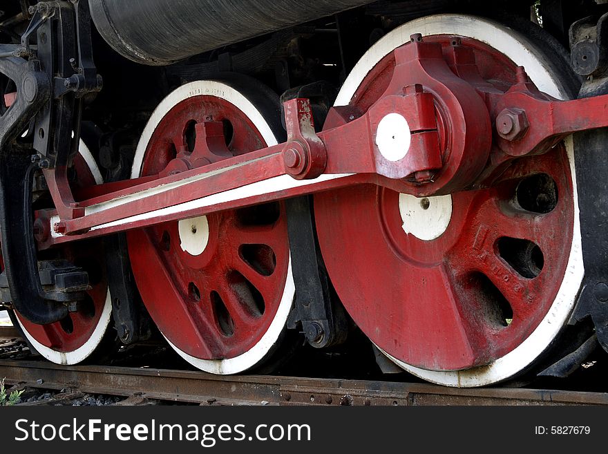 The wheel of an outdated vapour locomotive, it has already had a history of 80 years. The wheel of an outdated vapour locomotive, it has already had a history of 80 years.