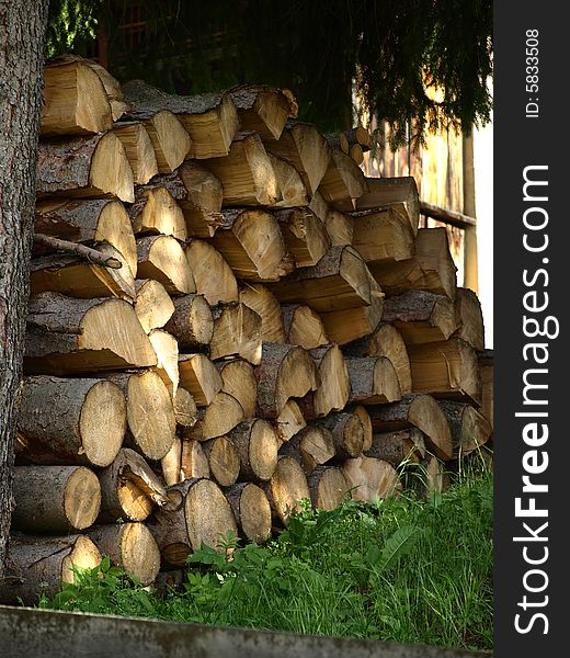 An image of a pile of free trunks in a mountain's place