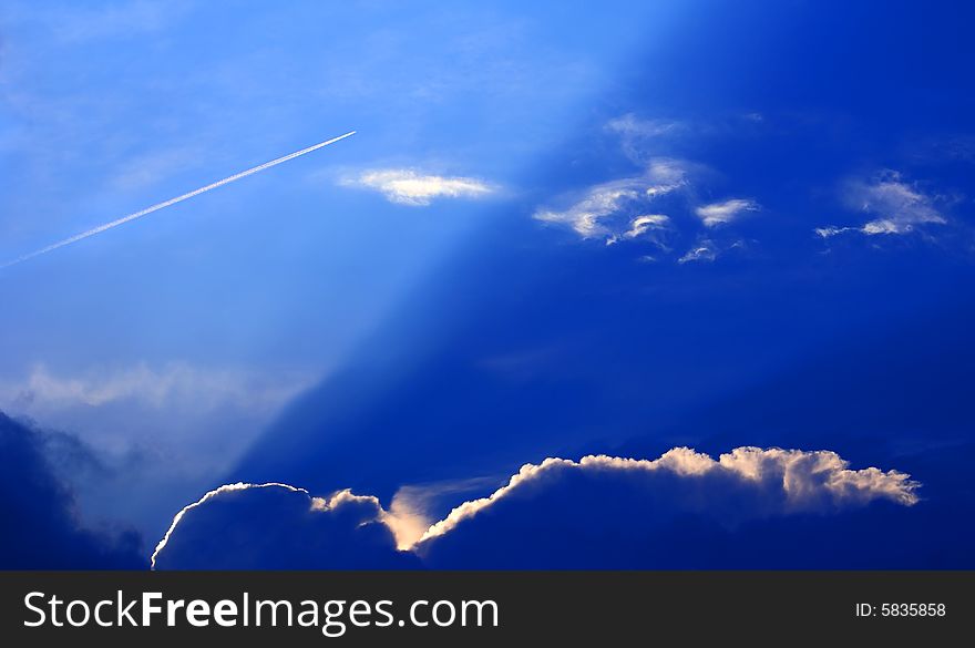 The aircraft, which flies above the thunderstorm front, illuminates the sun after the clouds. The aircraft, which flies above the thunderstorm front, illuminates the sun after the clouds.