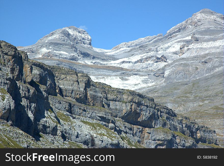 You can appreciate two summits over 3000 m. Cylinder and Monte lost.