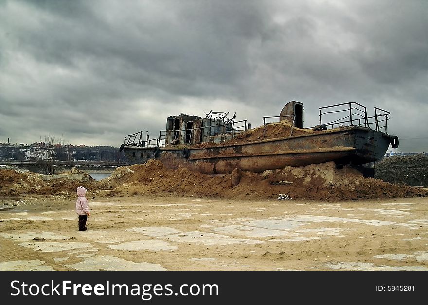 A child met an old warship. A child met an old warship