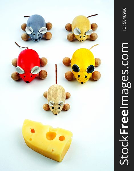 Five coloured mice with cheese. Five coloured mice with cheese