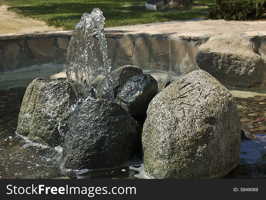 This is a picture of a fountain with a nice, crystal-like (effect) look to the water. This is a picture of a fountain with a nice, crystal-like (effect) look to the water.