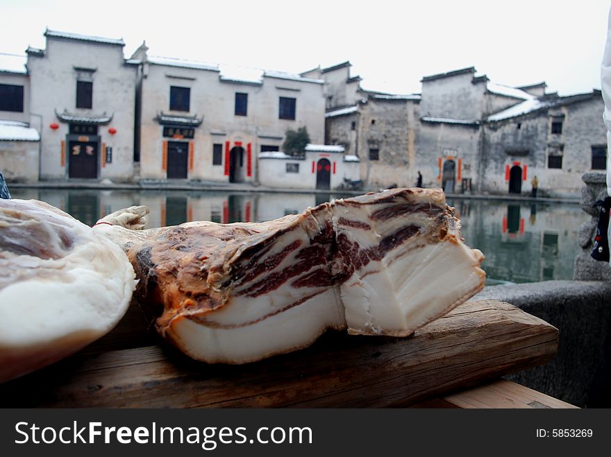 When in the Spring festival in Anhui of China,people always do the salt into the pork.It is the custom to celebite the festival.The architecture is the typical Hui style. When in the Spring festival in Anhui of China,people always do the salt into the pork.It is the custom to celebite the festival.The architecture is the typical Hui style.