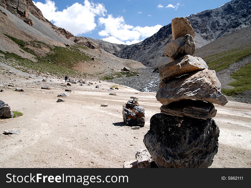 A prayer-stone in front of the jokul. A prayer-stone in front of the jokul