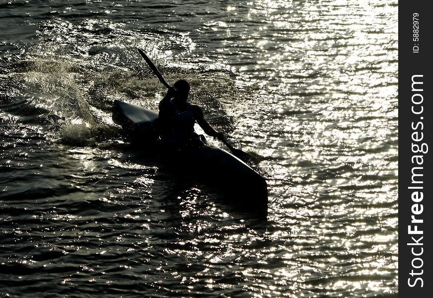 A rower into his canoe on the Arno river