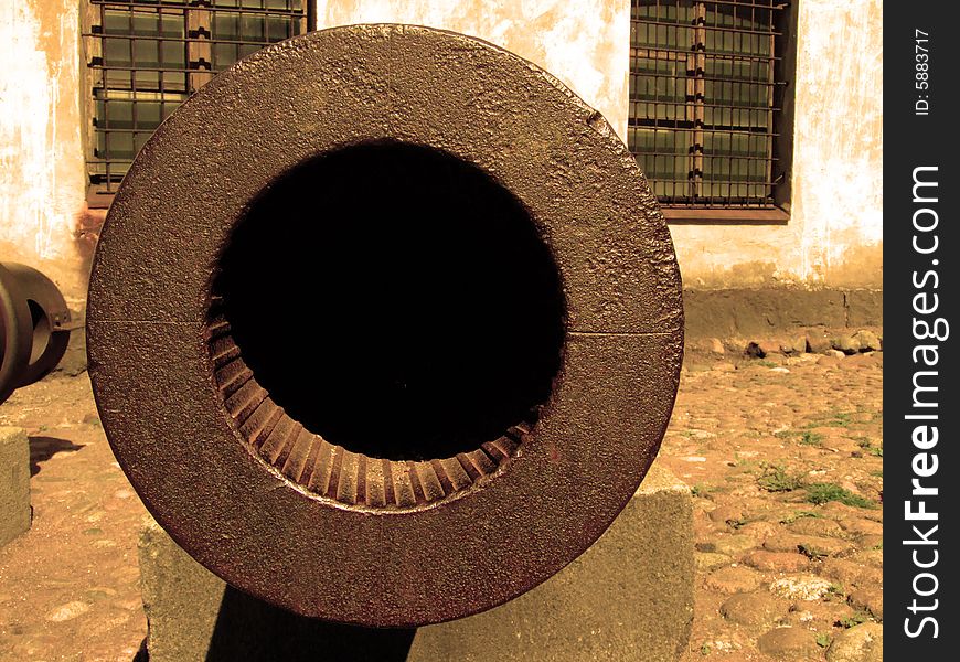 Photo of a trunk of an ancient gun from within.