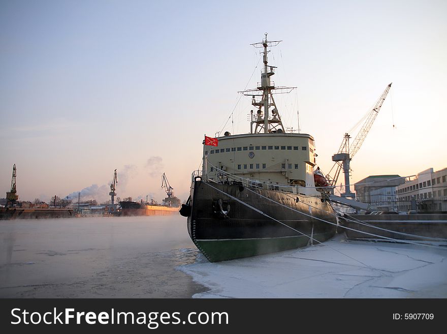 A nose of a ship in a city port