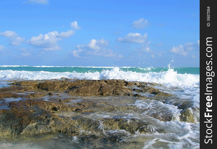 Wavwe and rocks close-up