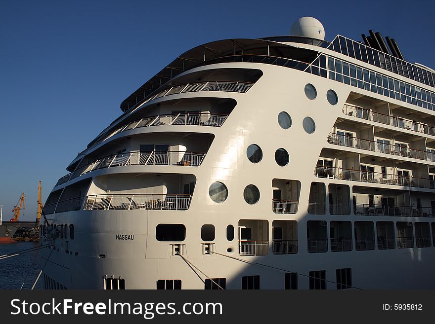 Vessel for cruises on a mooring in sea port