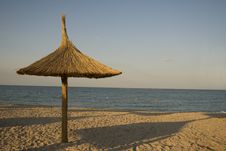 Single Thatched Umbrella Royalty Free Stock Photography Single Thatched Umbrella Royalty Free Stock Photography