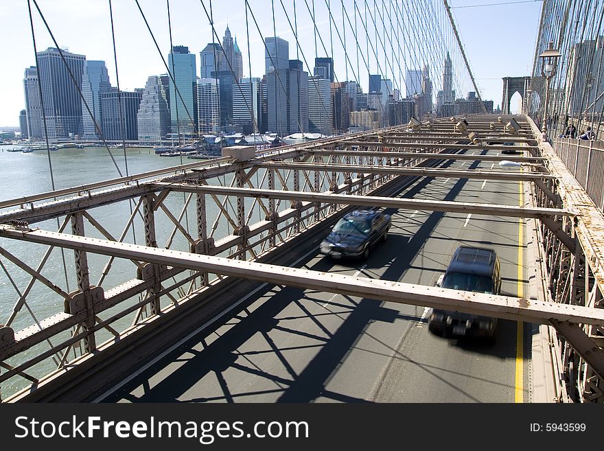 Photo of the Brooklyn Bridge showing trafic bellow the pedestrian lane