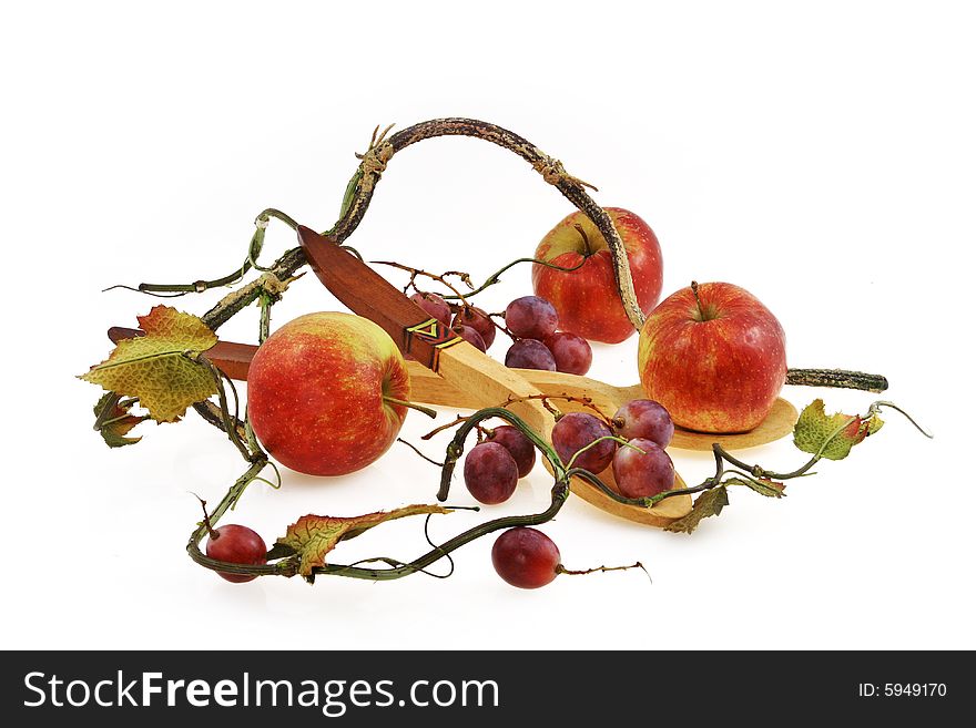 Composition from a grapevine, berries of grapes and red apples