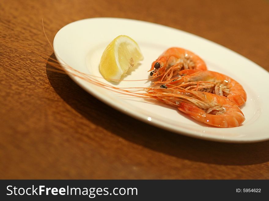 Fresh cooked prawns with a slice of lemon