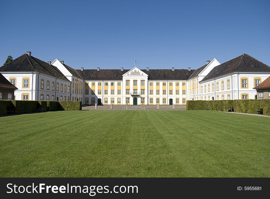 Augustenborg castle with a blue sky as the background.
The white castle, with its yellow windows, makes the Castle a very unique building from the year around. 1700