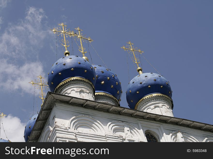 Onions of Church of the Kazan Mother of God in Kolomenskoye, Moscow, Russia. Onions of Church of the Kazan Mother of God in Kolomenskoye, Moscow, Russia.