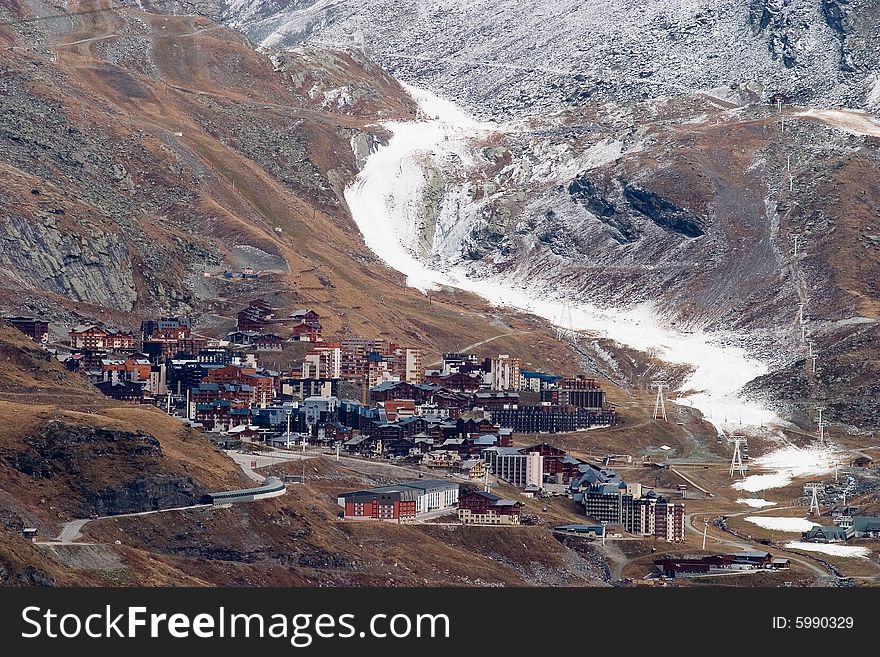 Begin of the winterseason in Val Thorens with artifial snow. Begin of the winterseason in Val Thorens with artifial snow