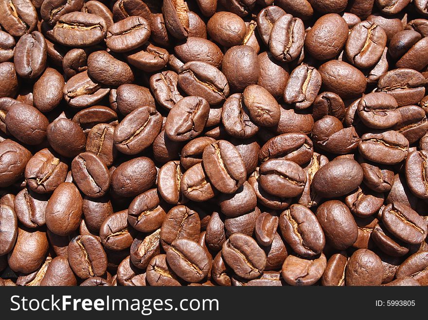 Overview of roasted coffee beans.